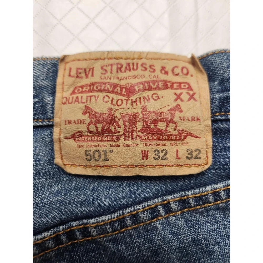 Levis 501 Jeans Mens 32x32 Blue Medium Wash Straight Leg Button Fly Denim Pants